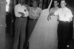 Southern Aircraft, 4 men with airplane part