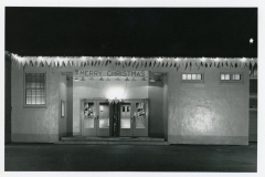 Garland Kraft plant decorated for Christmas